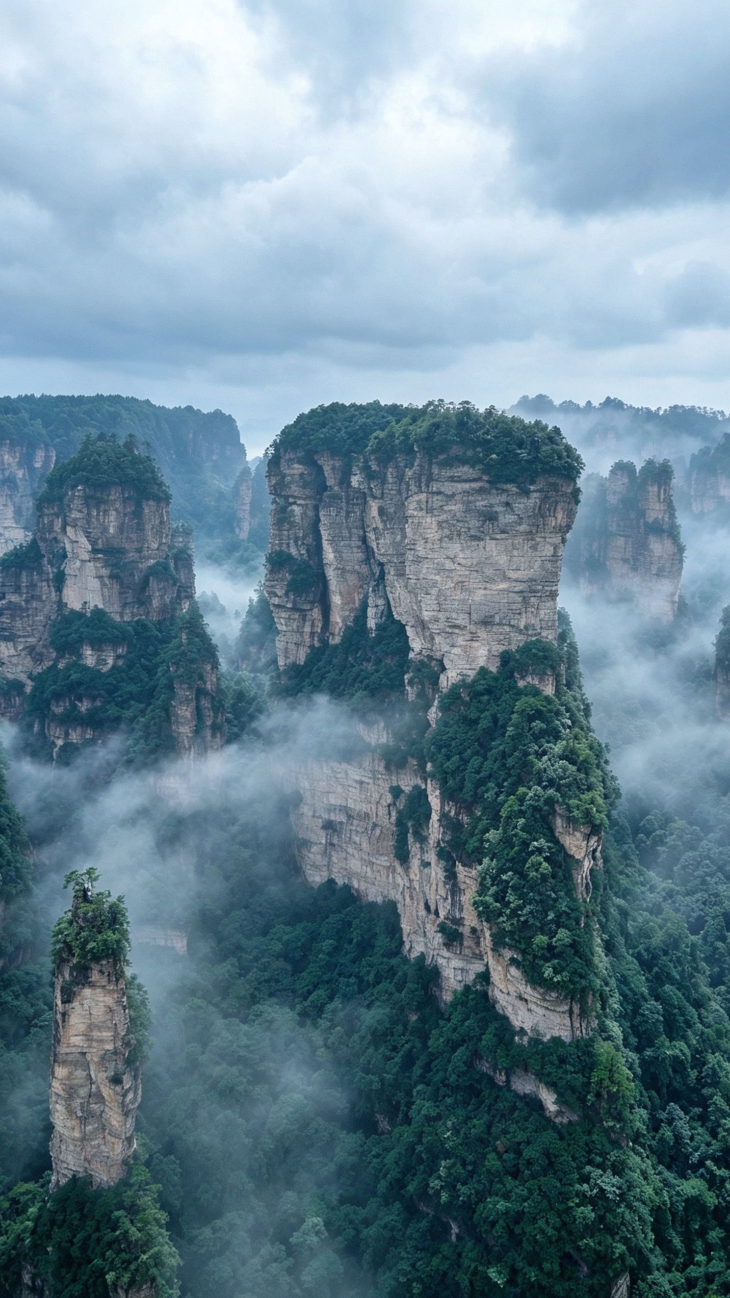 张家界奇峰与山谷云雾